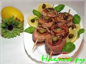 Мясные рулетики на шпажках с корнишонами и творожно-паштетной начинкой