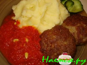 Котлеты с копчёным сыром и соусом из сладкого перца