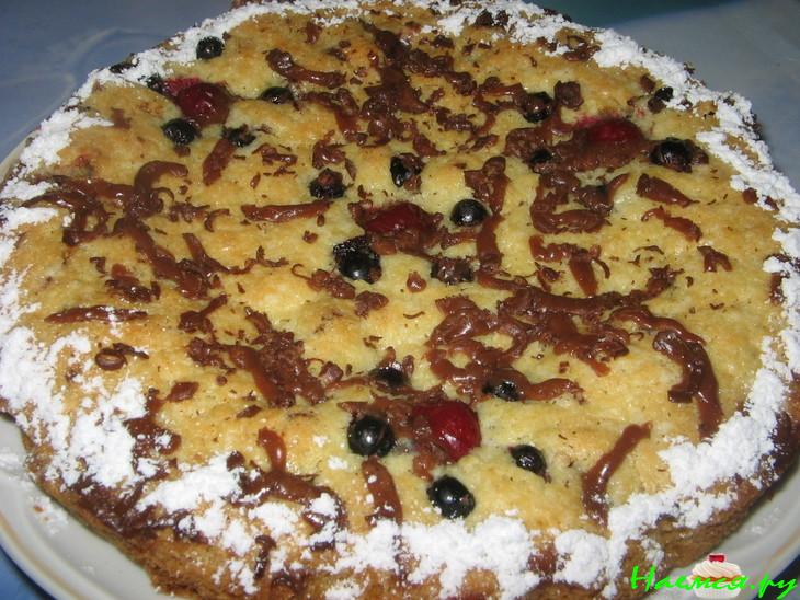 Пирог вишнево-смородиновый с шоколадом