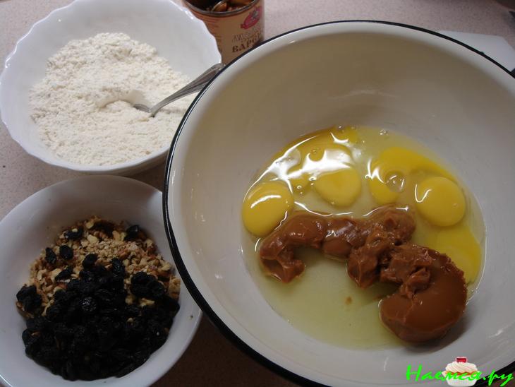 Пирог с вареной сгущенкой и орехами