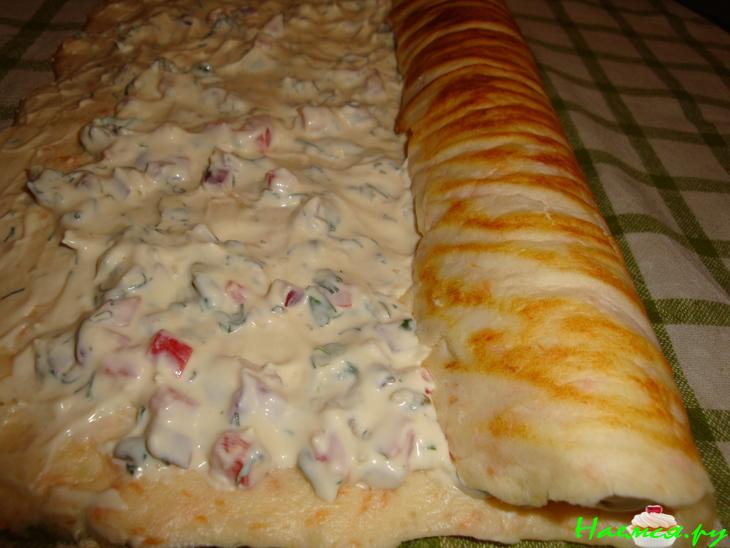 Закусочный рулет с копченой лососью и маскарпоне