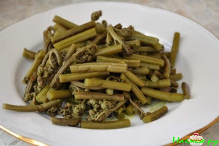 Лягушачьи лапки с папоротником и лисичками