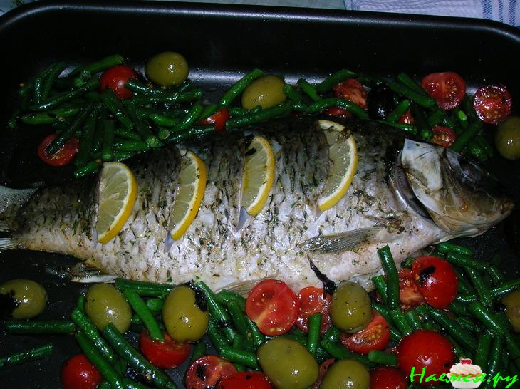 Карп с овощами в базиликовом соусе