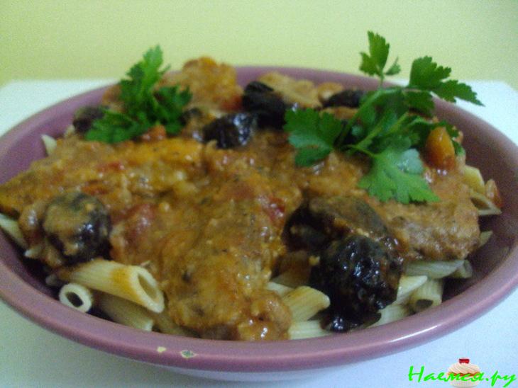 Свинина с черносливом в красном вине