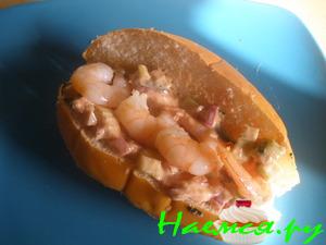 Сендвич с креветками и соусом Ремулад
