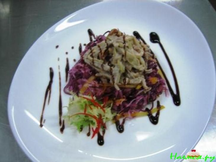 Салат овощной с языком и беконом