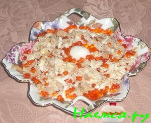 Салат "Морская жемчужина" с морепродуктами и перепелиными яйцами