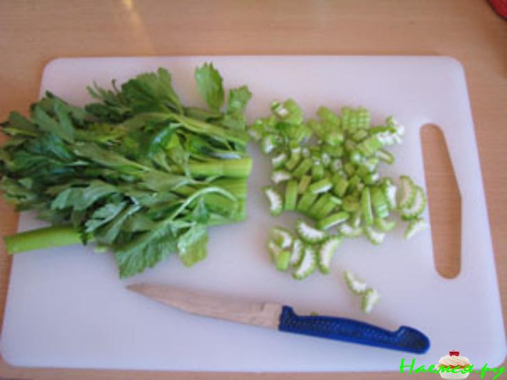 Приятный салатик из курицы и сельдерея