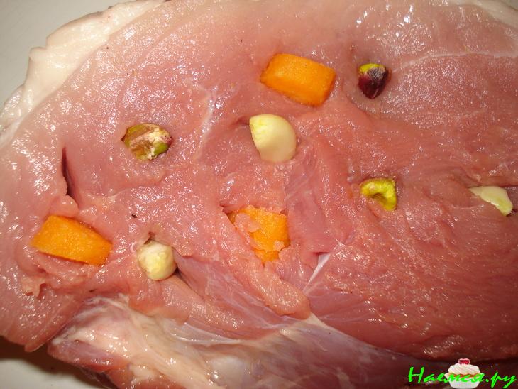 Мясо в горчице с фисташками