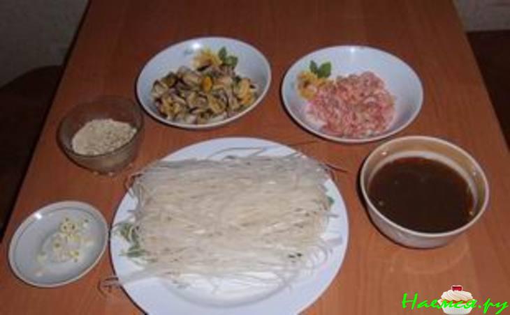 Рисовая лапша с креветками и мидиями