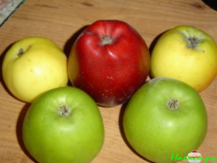 Пирог яблочный с курагой, изюмом и орехами