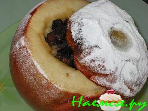 Печеные яблоки с черносливом, медом и орехами