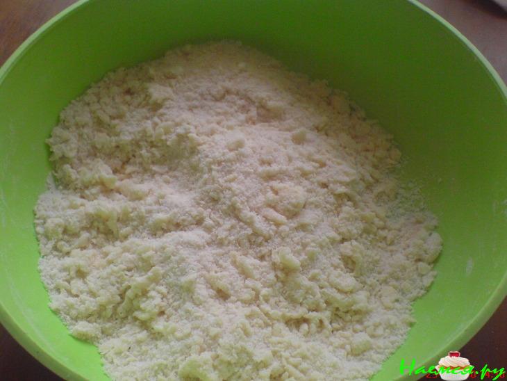 Пирог со смородиной и сахарной крошкой