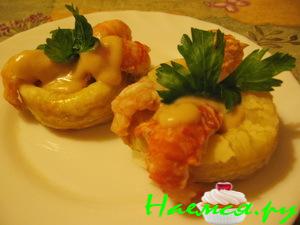 Раки в слоеных волованах в раковом соусе