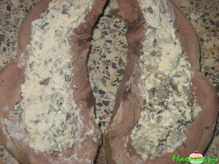 Фаршированный грибами язык в тесте