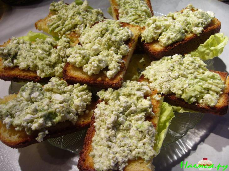 Гренки со смесью авокадо и феты