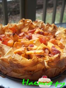 Пирог яблочный с творогом и винными сухофруктами в тесте фило 