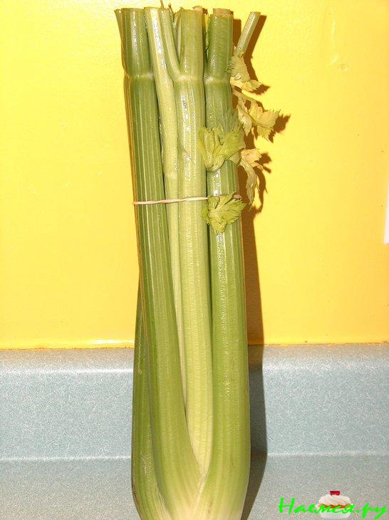 Гуляш говяжий с сельдереем в красном вине с томатом