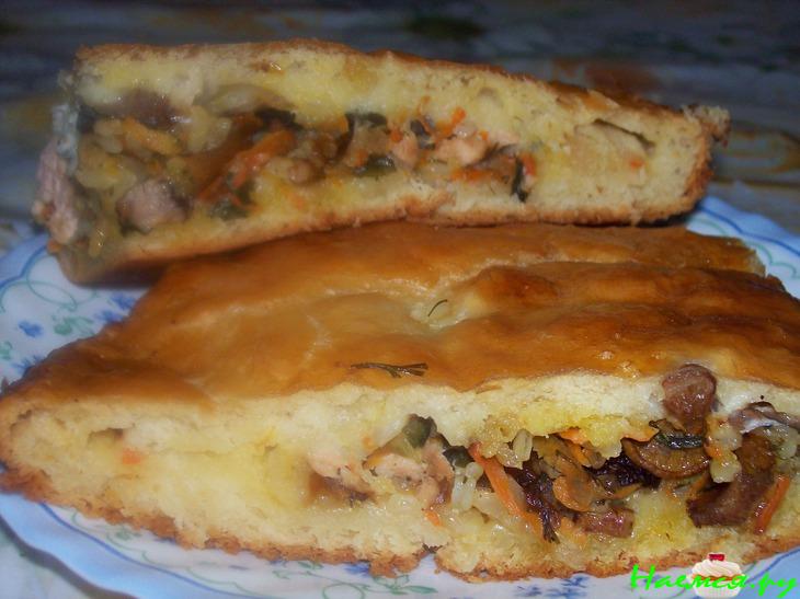 Пирог с рыбой двух видов, рисом и грибами