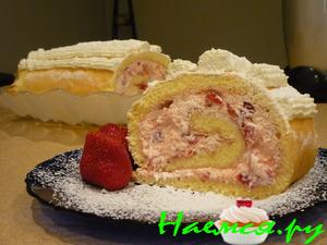 Нежный рулет с клубникой и творогом