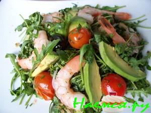 Салат с креветками и маринованными помидорами