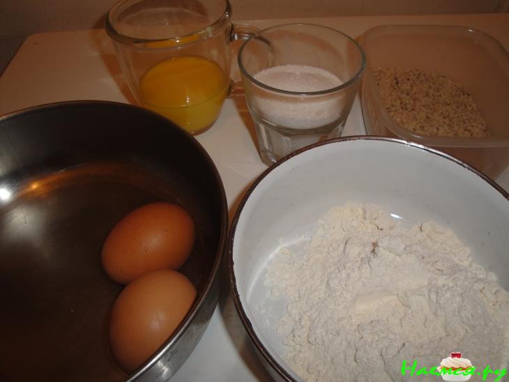 Бисквитный ореховый пирог с медовой карамелькой