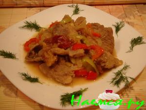 Тушеная свинина  с яблоками и сливами