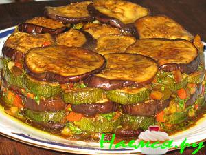 Грилованные баклажаны и цуккини, замаринованные с запечённой паприкой и зеленью