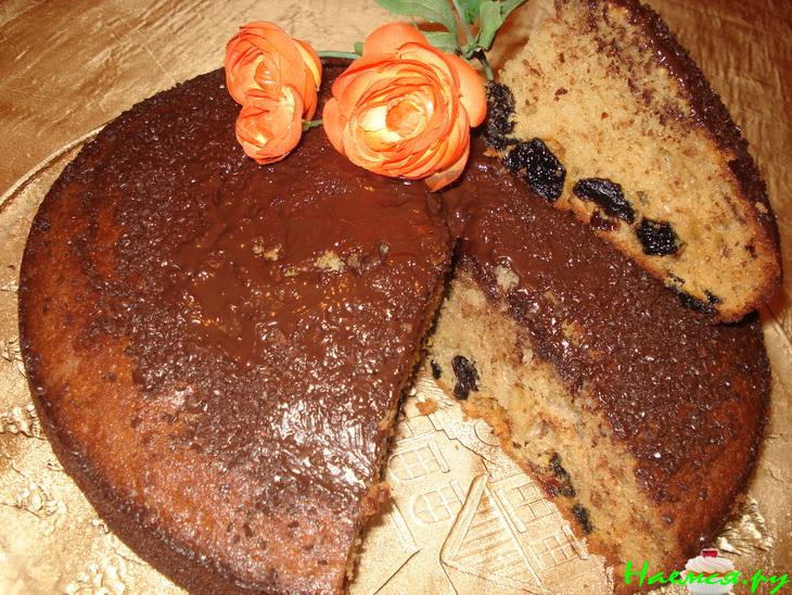 Пирог к чаю с орехами, черносливом, изюмом и шоколадом