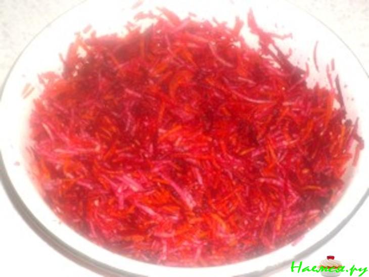 Cалат витаминный из свеклы с кольраби