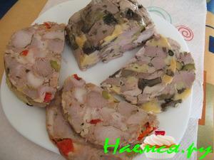 Мясо прессованное с наполнителями в ветчиннице Мясо прессованное с наполнителями в ветчиннице