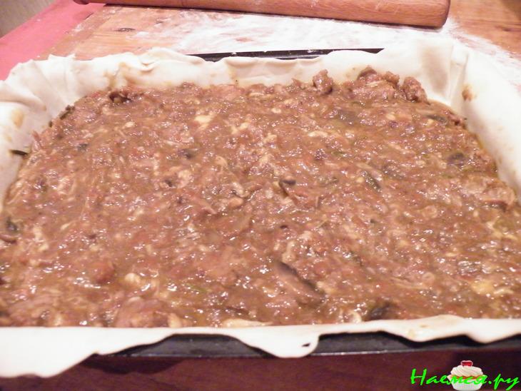 Мясной слоеный пирог