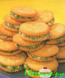 Закуска из шпината с крекером Закуска из шпината с крекером