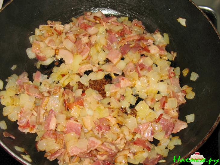 Томатные шпецле с беконом и брынзой