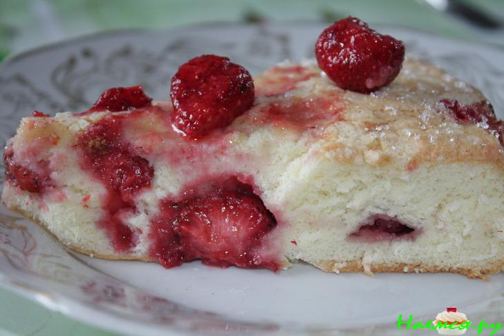 Бисквитный пирог с клубникой 