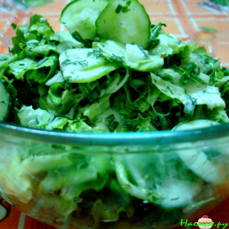 Зеленый салат со сметаной