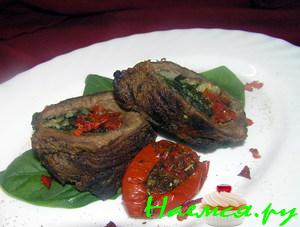 Говядина, фаршированная вялеными помидорами и шпинатом Говядина, фаршированная вялеными помидорами и шпинатом