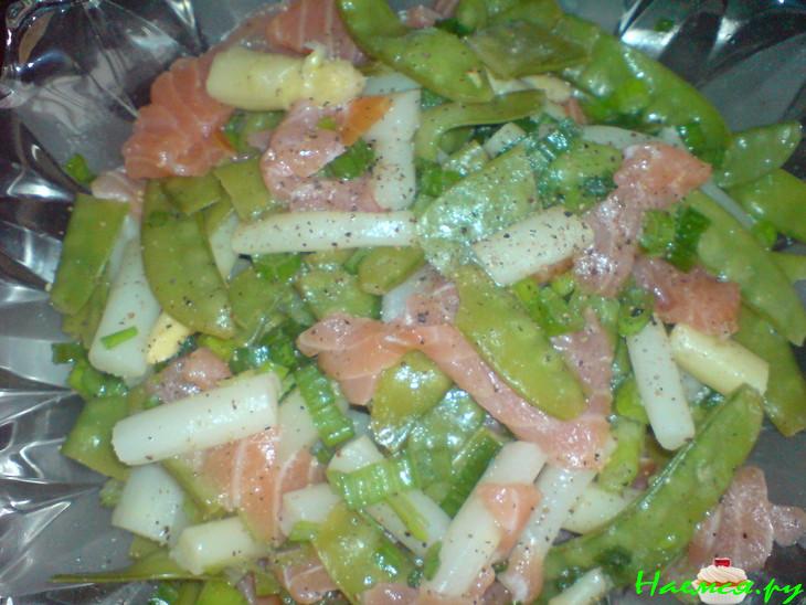 Салат из спаржи, стручков горошка и рыбы Салат из спаржи, стручков горошка и рыбы