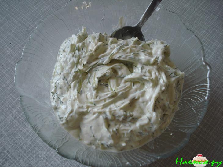 Молодой картофель со сметанным соусом