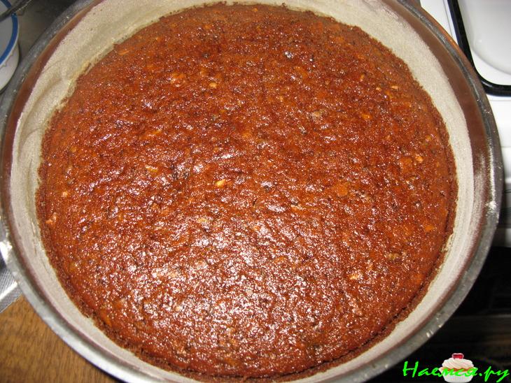 Пирог 'Кризис нам по зубам' с орехами и кремом