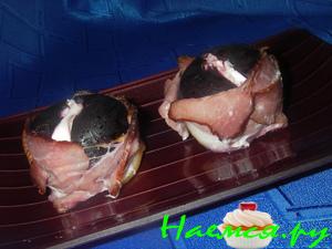 Сливы с сыром и копченой грудинкой