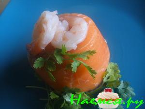 Тимбаль из копченого лосося с креветочно-лососевым муссом Тимбаль из копченого лосося с креветочно-лососевым муссом