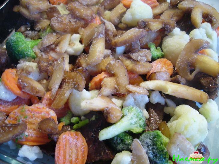 Печень, запеченная в сливочном соусе с овощами и грибами