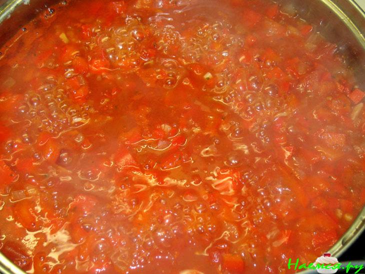 Филе морского окуня в шубке из шпината на соусе из паприки