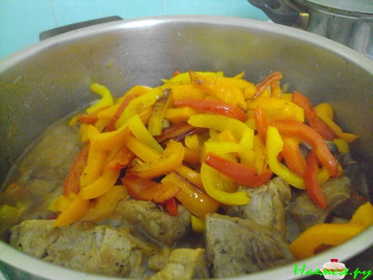 Свинина с разноцветным перцем