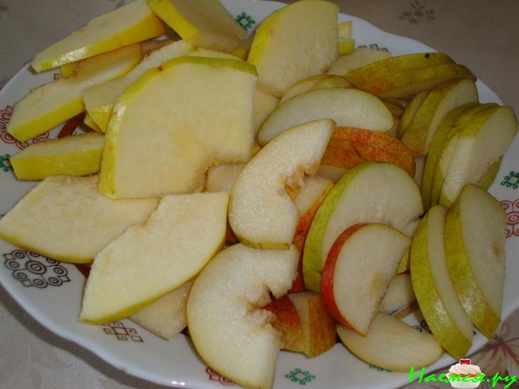 Творожный пирог с айвой и грушей