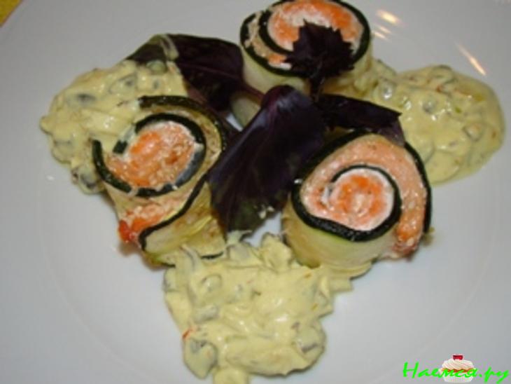 Рулетики из цуккини с семгой и грибным соусом