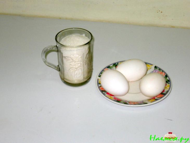 Клубничные маффины с кедровыми орешками