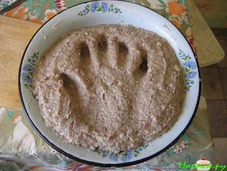 Котлеты со смешанным фаршем и черным хлебом