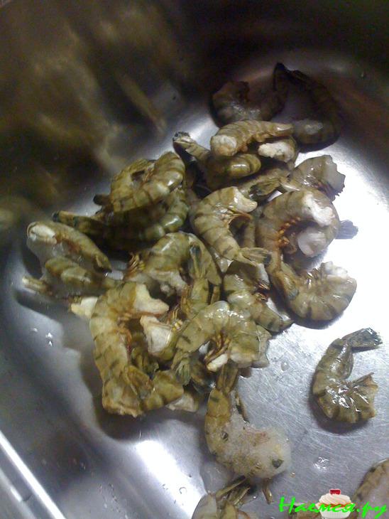 Тигровые креветки в слоенных рулетиках